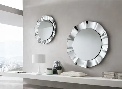 Specchiera Atum con cornice in vetro curvato di Target Point