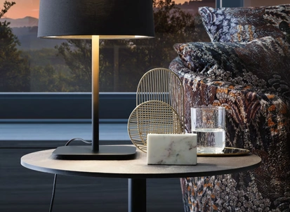 Lampada da tavolo Hygge con paralume in tessuto e base in metallo di Le Comfort