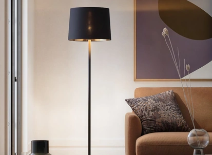 Lampada da terra Hygge con base in metallo e paralume in tessuto di Le Comfort