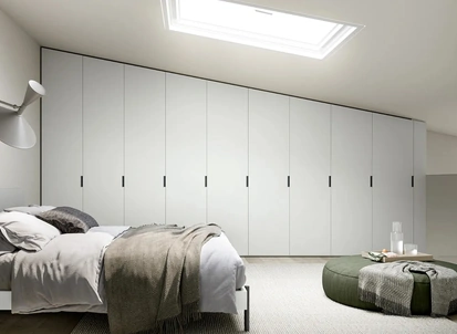 Armadio con ante battenti su misura per mansarde Logic di Dielle Modus