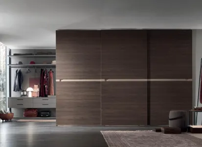 Armadio Tag in Rovere Thea con inserto in laccato nichel opaco di Maronese Acf
