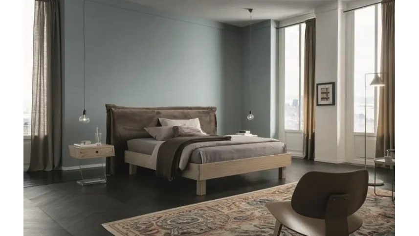 Letto in legno con testiera in tessuto Pegaso di Alta Corte