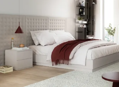 Letto con box contenitore e testiera boiserie realizzata con pannelli imbottiti System di Dielle Modus