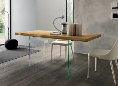 Tavolo rettangolare Meridiano di Altacon con piano in legno e gambe in vetro com