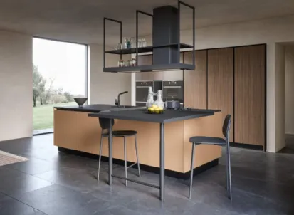 Cucina Moderna con isola laccata color pesca Luce Composizione 03 di Prima Cucine