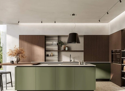 Cucina Moderna con isola Domino Composizione 04 in verde bosco e legno di Prima Cucine